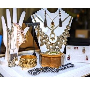 Lot Vintage 1980's Fashion Jewelry 24 Pieces With Lucite Jewelry Box